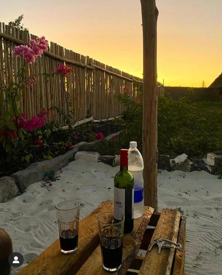 ナングウィ Habibis Bottle House Bed & Breakfast エクステリア 写真