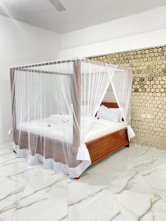 ナングウィ Habibis Bottle House Bed & Breakfast エクステリア 写真