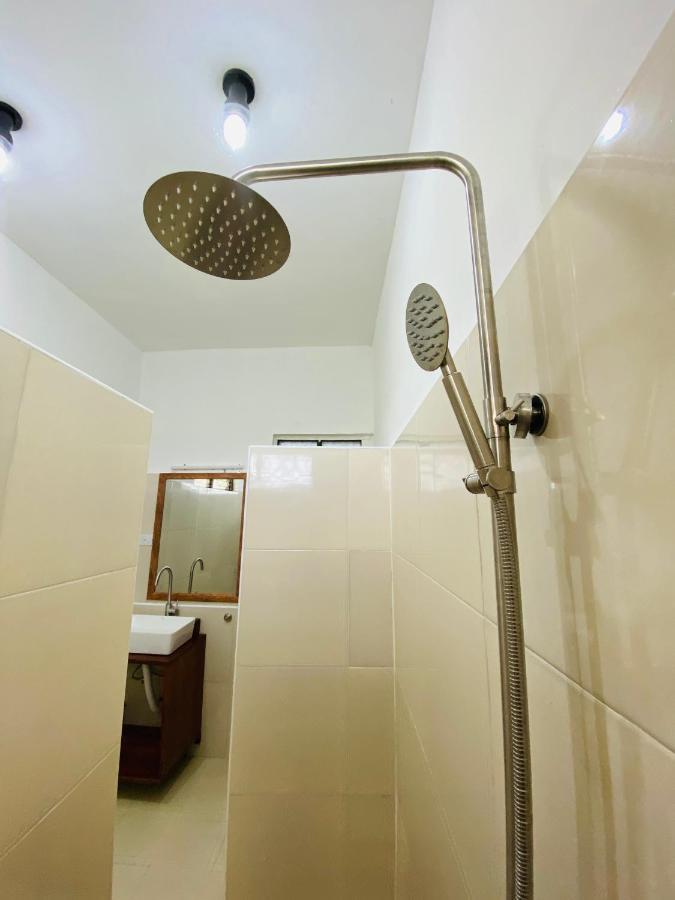ナングウィ Habibis Bottle House Bed & Breakfast エクステリア 写真