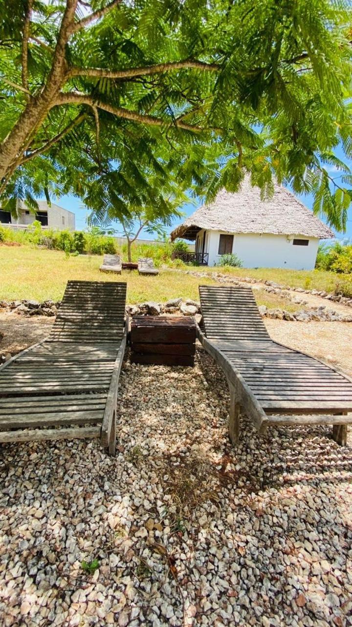 ナングウィ Habibis Bottle House Bed & Breakfast エクステリア 写真