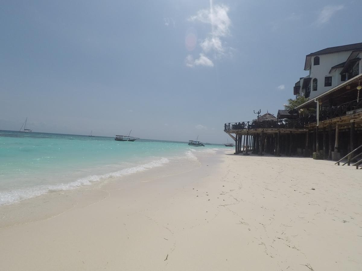 ナングウィ Habibis Bottle House Bed & Breakfast エクステリア 写真