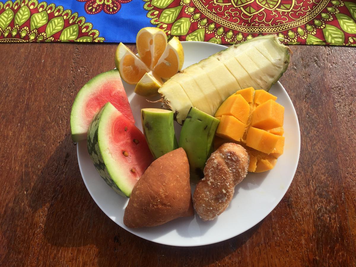 ナングウィ Habibis Bottle House Bed & Breakfast エクステリア 写真