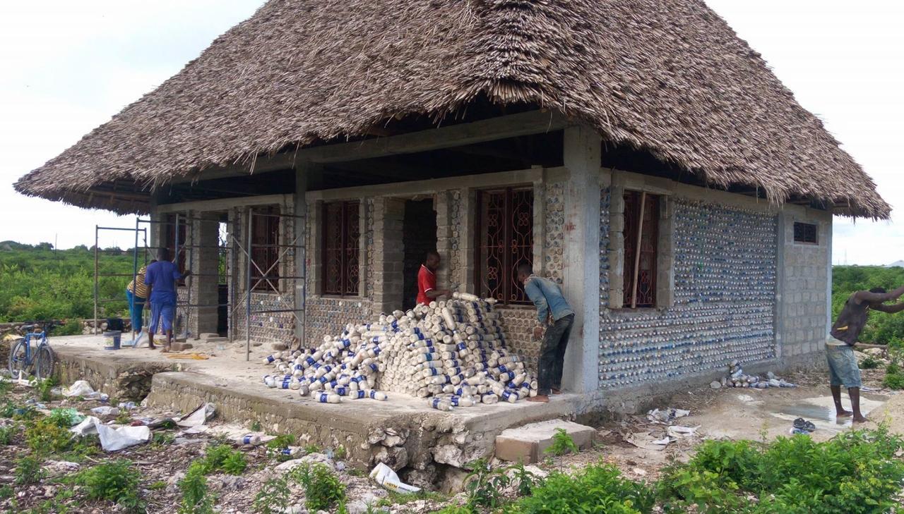 ナングウィ Habibis Bottle House Bed & Breakfast エクステリア 写真