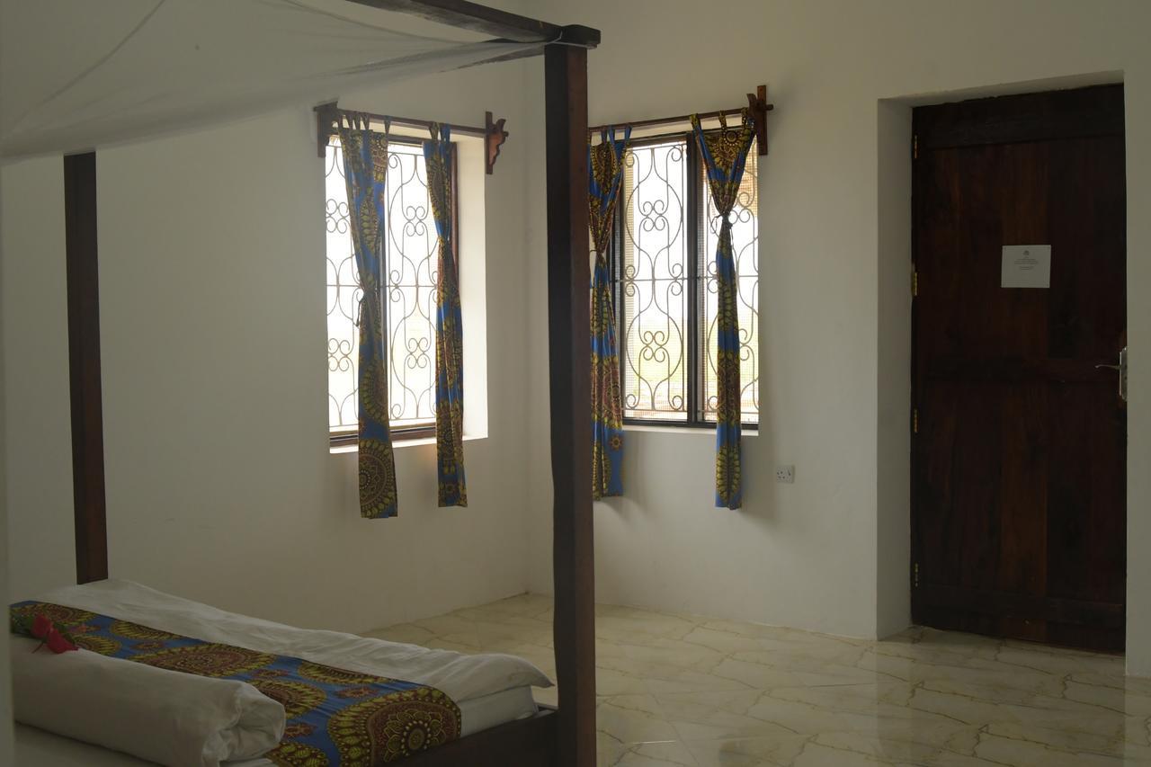 ナングウィ Habibis Bottle House Bed & Breakfast エクステリア 写真